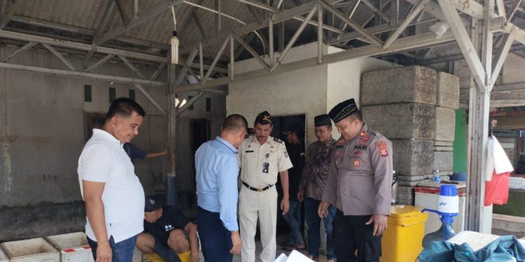 Kapolsek Bersama Camat Tirtajaya Gelar Jumat Curhat