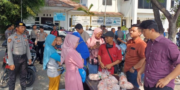Turut Stabilkan Harga, Polres Karawang Gelar Operasi Pasar Murah