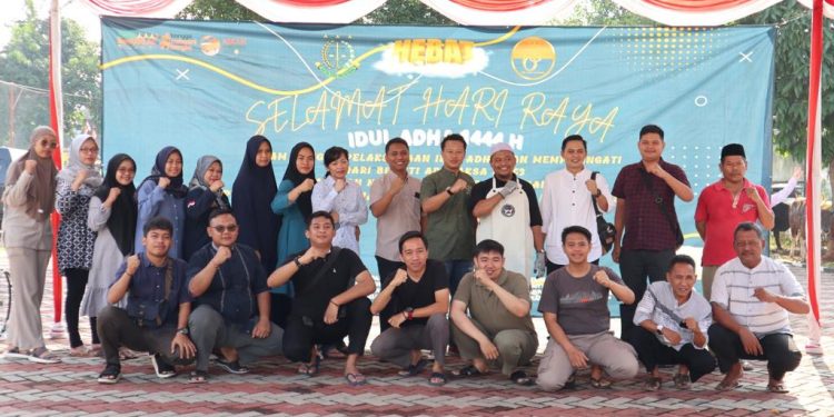 Keluarga Besar Kejari Karawang Laksanakan Pemotongan Hewan Qurban Bersama Warga Lingkungan Setempat