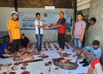 Momentum Idul Adha 2023  PWI Karawang Peduli Salurkan Daging Qurban