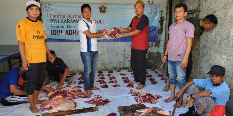 Momentum Idul Adha 2023  PWI Karawang Peduli Salurkan Daging Qurban