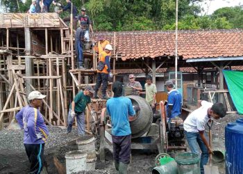 Warga Desa Karanglayung Penuh Suka Cita Berhotongroyong Dalam Pengecoran Pasar Desa