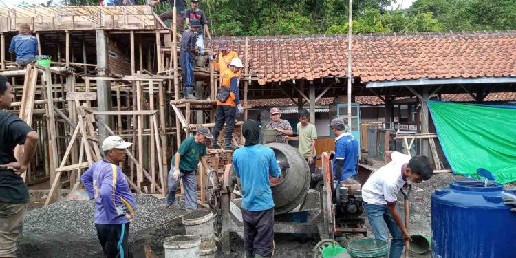 Warga Desa Karanglayung Penuh Suka Cita Berhotongroyong Dalam Pengecoran Pasar Desa