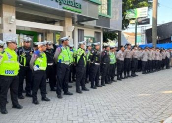 Polres Karawang Berpartisipasi Aktif Amankan Jalannya Pelaksanaan Pawai Obor Sambut Tahun Baru Islam 1445 Hijriyah