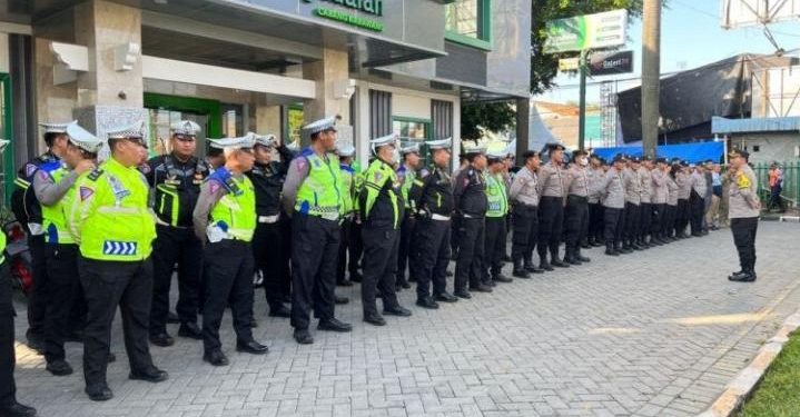Polres Karawang Berpartisipasi Aktif Amankan Jalannya Pelaksanaan Pawai Obor Sambut Tahun Baru Islam 1445 Hijriyah