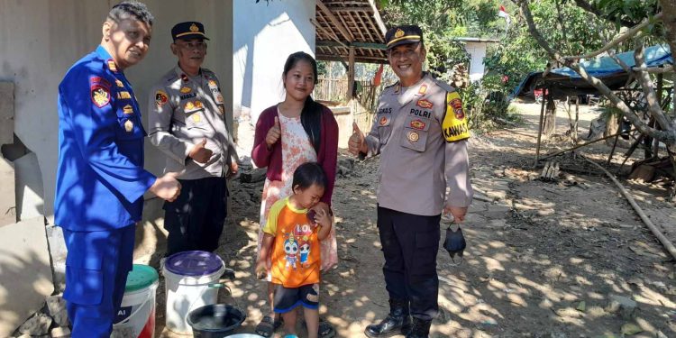 Tanggulangi Bencana Kemarau, Polres Karawang Sedekah Belasan Ribu Air Bersih Kepada Warga Ciampel