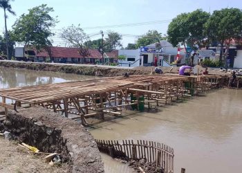 Pembangunan Jembatan Tambun I di Desa Karyamakmur Batujaya Karawang, Pengerjaannya Diduga Asal Jadi
