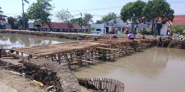 Pembangunan Jembatan Tambun I di Desa Karyamakmur Batujaya Karawang, Pengerjaannya Diduga Asal Jadi