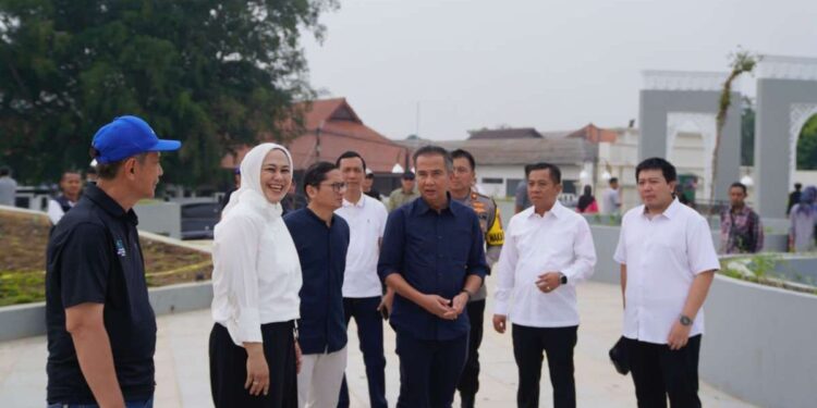 Bey Tinjau Hasil Revitalisasi Alun-alun Karawang