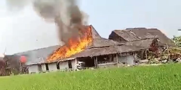 RM Saung Kabogoh Karawang Barat Terbakar