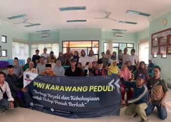 Pada Jum’at Berkah, PWI Karawang Salurkan Puluhan Paket Sembako Bagia Lansia dan Jompo