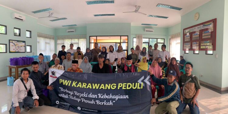Pada Jum’at Berkah, PWI Karawang Salurkan Puluhan Paket Sembako Bagia Lansia dan Jompo