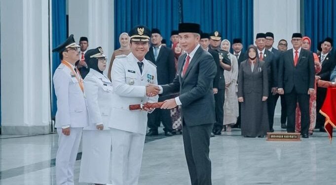 Aep Syaepuloh Kini Definitif Sebagai Bupati Karawang Dilantik Sekaligus Bersama Pj Bupati Kuningan dan Pj. Walikota Banjar Olen Pj. Gubernur Jabar