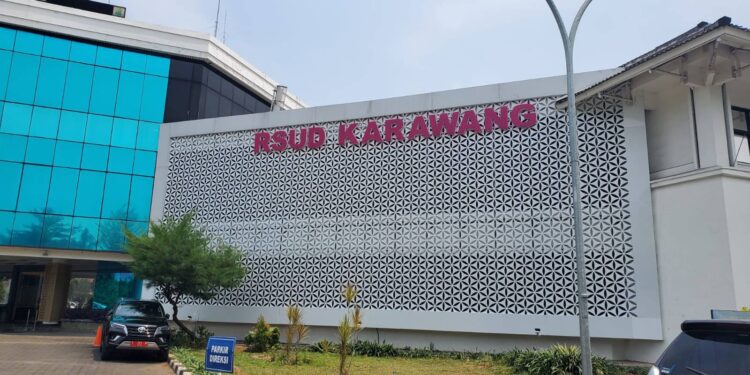 Diduga Oknum Pejabat RSUD Karawang Videonya Viral Saat Dilabrak Suami Sah Selingkuhannya