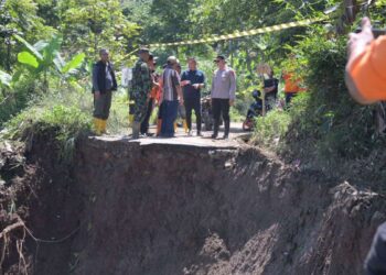 Pj. Gubernur Jabar Tinjau Lokasi Bencana Lonsor Buninagara Sindangkerta KBB