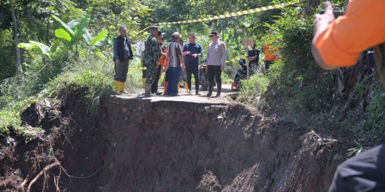 Pj. Gubernur Jabar Tinjau Lokasi Bencana Lonsor Buninagara Sindangkerta KBB
