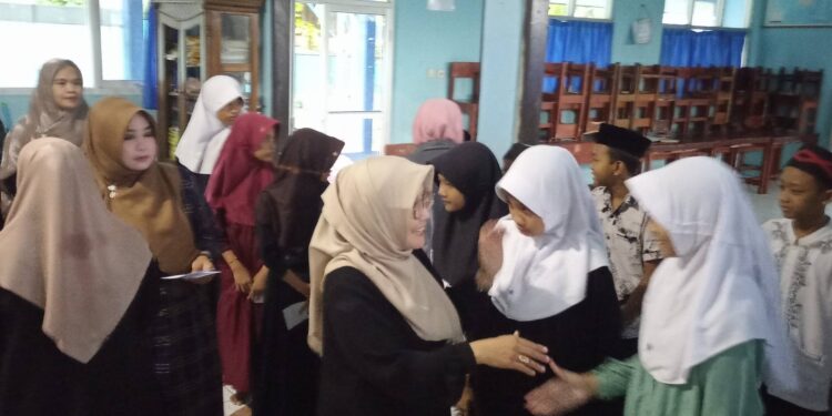 Civitas Akademika SDN 2 Manangga Bungursari Kota Tasikmalaya Gelar Bukber dan Santunan Anak Yatim