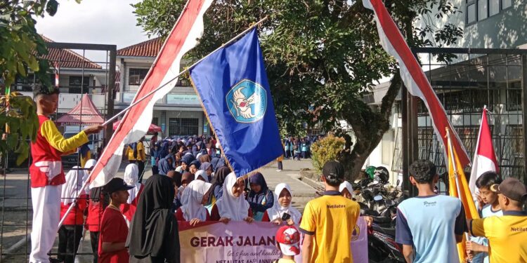 Puncak Acara Milad 46 Tahun SMPN 13 Tasikmalaya Dipungkas Gerak Jalan Sehat