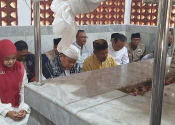 Sebagai Usul Namanya Digunakan Relawan, Pasangan Calbup-wabup Karawang, Acep-Gina Lakukan Ziarah Ke Makam Singaperbangsa