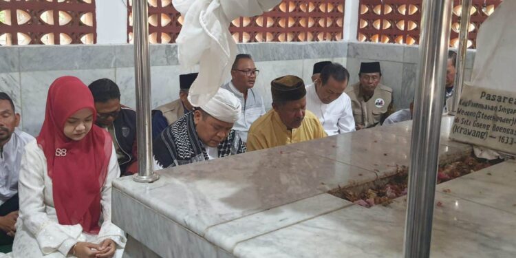 Sebagai Usul Namanya Digunakan Relawan, Pasangan Calbup-wabup Karawang, Acep-Gina Lakukan Ziarah Ke Makam Singaperbangsa