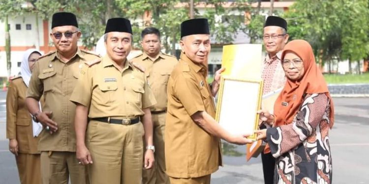 Pada Apel Senin Pagi, Pjs Bupati Tasikmalaya Lepas Para Purna Tugas ASN