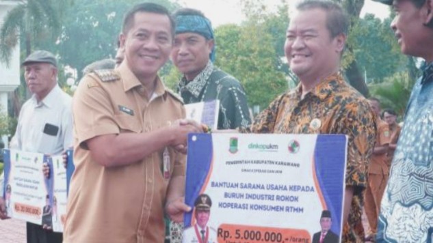 Bupati Karawang Sudah Serahkan Bantuan Alat Penunjang Produksi Bagi UMKM