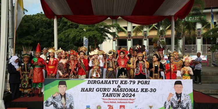 Pj. Bupati Garut Pimpin Upacara Peringatan Hari Guru Nasional 2024