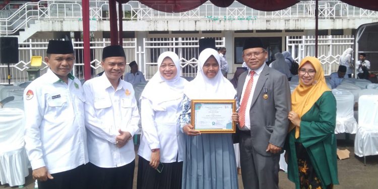 Nisa Nurinsani Juara 1 MTQ Daring Tingkat Nasional Mendapat Apresiasi Pada Upacara HAB Kemenag Ke-79 Kota Tasikmalaya 2025
