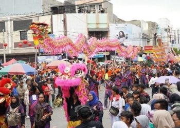 Antusiasme Warga Karawang Semarakan Kirab Cap Go Meh 2576/2025
