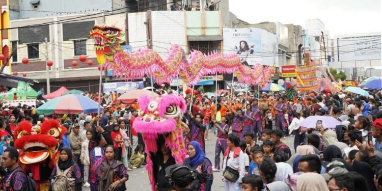 Antusiasme Warga Karawang Semarakan Kirab Cap Go Meh 2576/2025