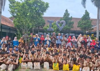 Civitas Akademika SMPN 13 Kota Tasikmalaya Berikan Santunan Anak Yatim Piatu dan Berbagi Makanan Takjil