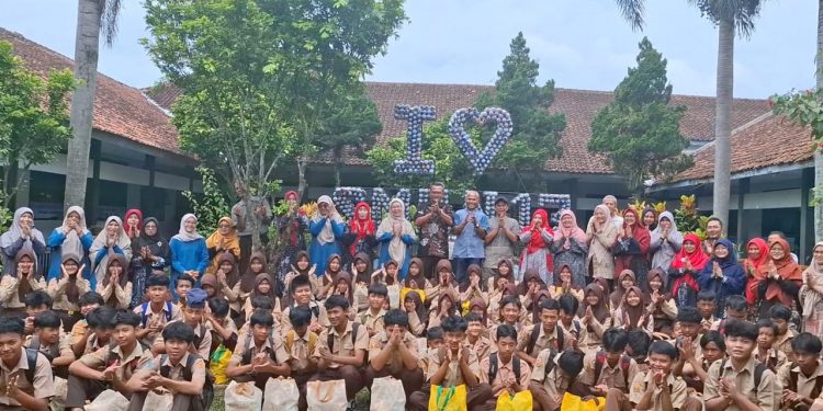Civitas Akademika SMPN 13 Kota Tasikmalaya Berikan Santunan Anak Yatim Piatu dan Berbagi Makanan Takjil