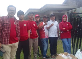 PGRI Cabang Cibeureum Kota Tasikmalaya Bagikan Ratusan Paket Makanan Takjil Jelang Buka Puasa