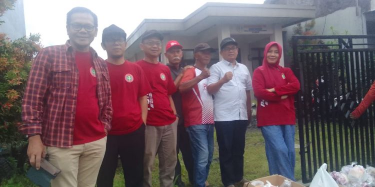 PGRI Cabang Cibeureum Kota Tasikmalaya Bagikan Ratusan Paket Makanan Takjil Jelang Buka Puasa
