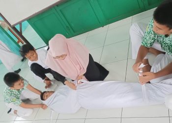 Santri SD Islam Al Jamal Tasikmalaya Laksanakan Simulasi Pengurusan Jenazah