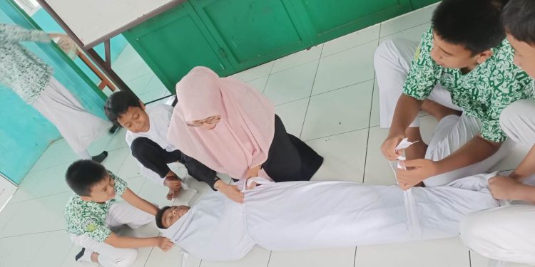 Santri SD Islam Al Jamal Tasikmalaya Laksanakan Simulasi Pengurusan Jenazah