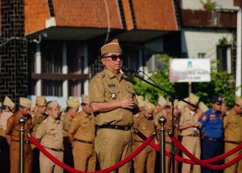 Dalam Apel Gabungan Senin, Bupati Garut Serahkan Bantuan Rutilahu