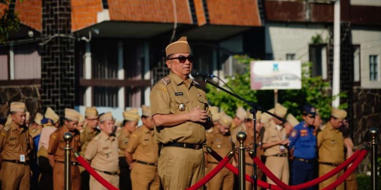 Dalam Apel Gabungan Senin, Bupati Garut Serahkan Bantuan Rutilahu
