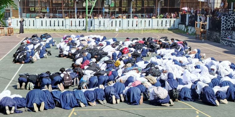 328 Siswa SMPN 13 Kota Tasikmalaya Bersujud Syukur Atas Kelulusannya