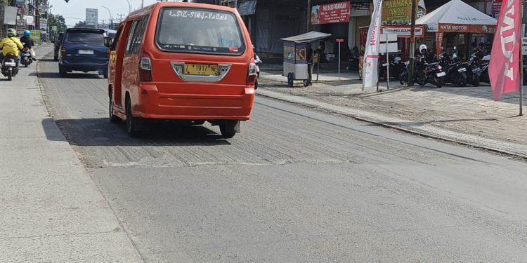 Pelaksana Pengerjaan Peningkatan Jalan A. H. Nasution Tasikmalaya Diduga Abaikan Keselematan Pengguna Jalan