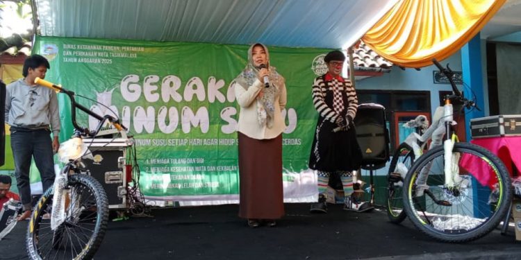 DKP3 Kota Tasikmalaya Laksanakan Gerakan Minum Susu Di SDN 1 Karangsambung Kecamatan Cibeureum