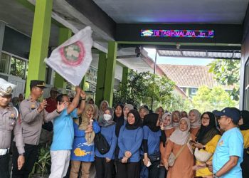 Semarak HUT PGRI Ke-80 dan HGN Tahun 2025 Tingkat Kecamatan Cihideung Kota Tasikmalaya Dipungkas Gerak Jalan Sehat