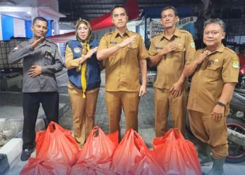 Dinsos Karawang Distribusikan Nasi Bungkus