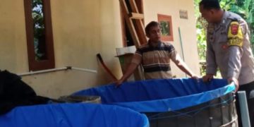 Peduli Ketahanan Pangan, Bhabinkamtibmas Desa Jajawar Tinjau Budidaya Ikan Warga