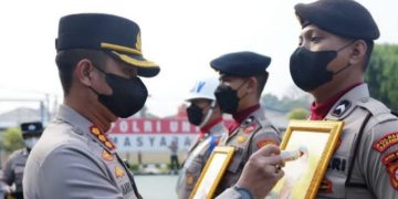 Melalui Apel Pagi Kapolresta Karawang Resmi PTDH Dua Anggotanya