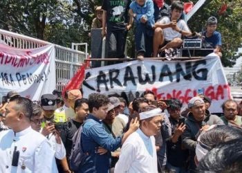 Kedatangan KDM Di Momentum Hari Jadi Karawang Ke-393 Mendapat Protes Warga