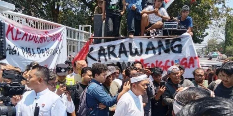 Kedatangan KDM Di Momentum Hari Jadi Karawang Ke-393 Mendapat Protes Warga