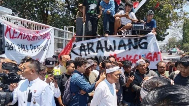 Kedatangan KDM Di Momentum Hari Jadi Karawang Ke-393 Mendapat Protes Warga