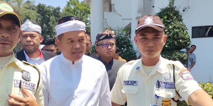 KDM Birat Saat Diminta Tanda Tangan Oleh Demonstran Karawang