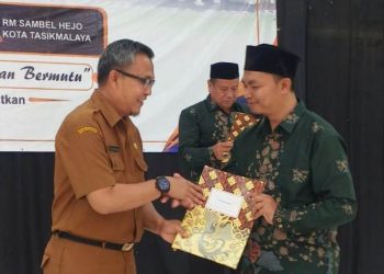 Secara Resmi Kadisdik Kota Tasikmalaya Serahkan Surat Ijin Memimpin Kepada 76 Kepala SMP Swasta